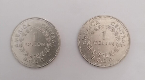 Un lote de dos monedas de 1 colon de C.R.