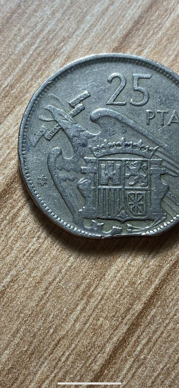 Moneda de 25 pesetas del año 57 con el número *59
