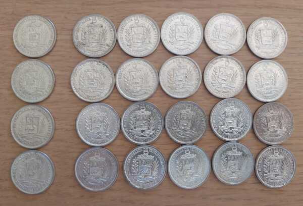Pack de 24 monedas de 1 Bolívar, de Plata Lei 835, 5 gr. 4 monedas son del año 1954 y 20 son del año 1960. En perfecto estado de conservación.