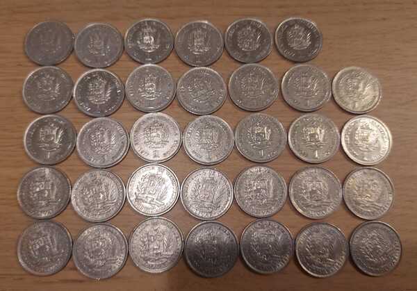 Pack de 34 Monedas de 1 Bolívar, 14 de 1967 y 20 de 1977. En perfecto estado.