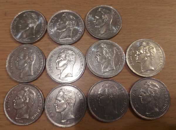 Pack 12 monedas 5 bolívares, 6 de 1973 y 6 de 1977. En perfecto estado