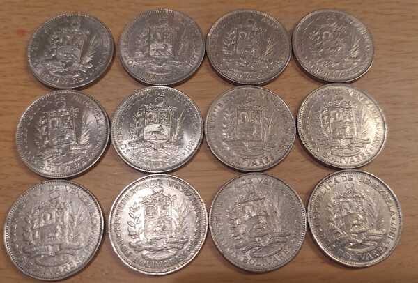 Pack 12 monedas de 2 bolívares 1967. En perfecto estado.