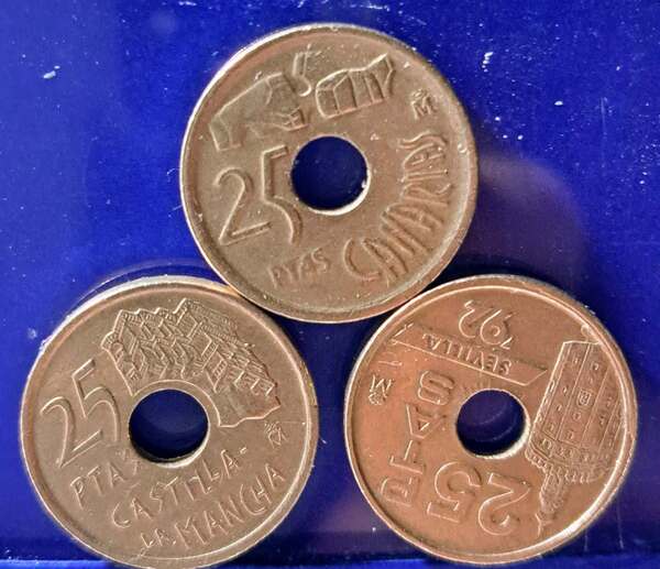 Vendo 3 monedas (No copy) de 25 pesetas ( con agujero)