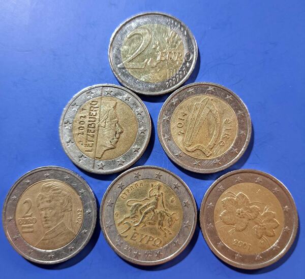 #Vendo lote de 5 monedas de 2 € de varios países (ver foto)